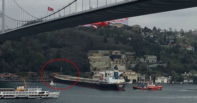 İstanbul Boğazı&#039;nda gemi yalıya çarptı