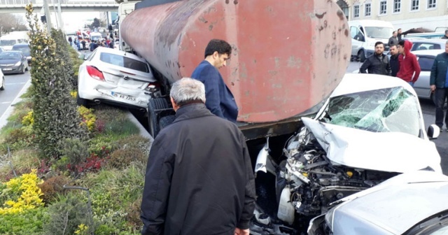 İstanbul&#039;da korkunç kaza! Tanker, 12 araca birden çarptı