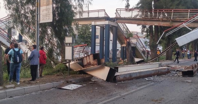 İzmir&#039;de faciadan dönüldü! Vinç metro yaylarının üzerine çöktü