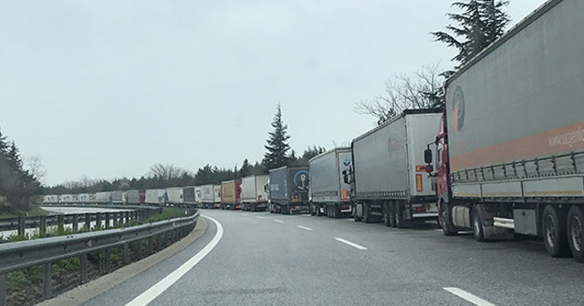 Kapıkule&#039;de 7 kilometrelik TIR kuyruğu oluştu