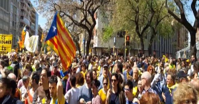 Katalanlar sokaklarda
