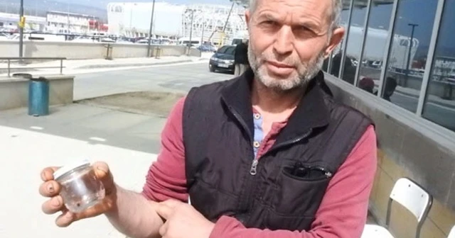 Keneyi kavanoza koyarak hastaneye gitti