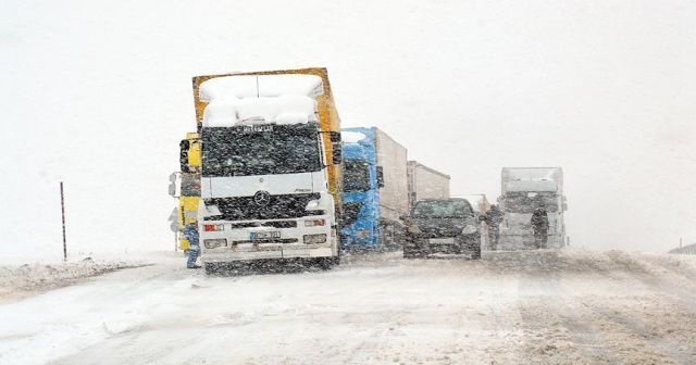 Nisan karı Tendürek&#039;te ulaşımı aksattı