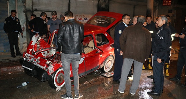 Otomobiliyle park halindeki kamyonet çarpan kadın sürücü ağır yaralandı