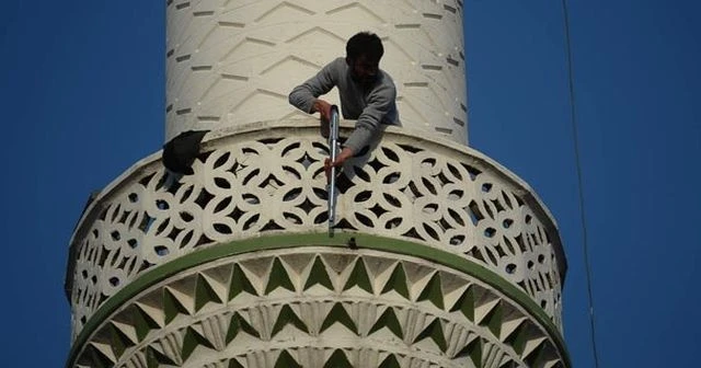 Pompalı tüfekle minareye çıktı, vatandaşlara ateş açtı