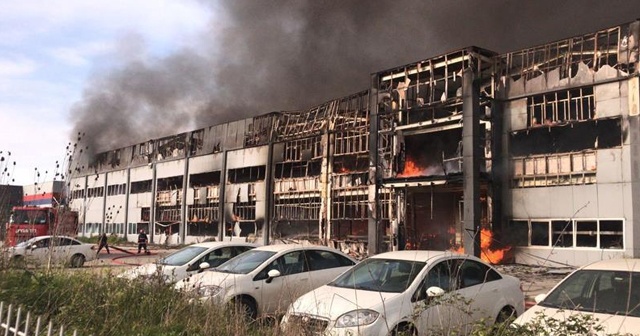 Sakarya&#039;da mobilya fabrikasında yangın