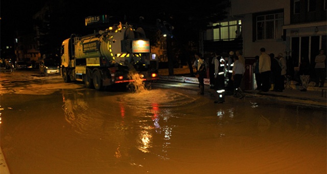 Su borusu patladı, mahalleli deprem sandı