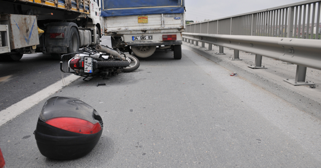 TEM&#039;de kamyonete çarpan motosikletin sürücüsü öldü