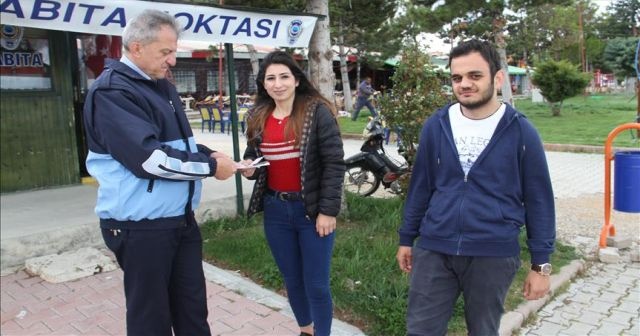 Üniversite öğrencileri yolda buldukları parayı zabıtaya teslim etti