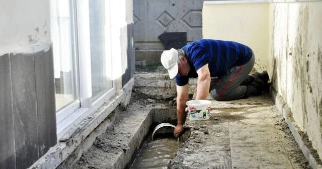 Yeni aldıkları evin balkonundan su çıktı
