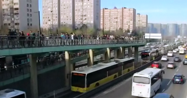 Yenibosna&#039;da metrelerce metrobüs kuyruğu oluştu