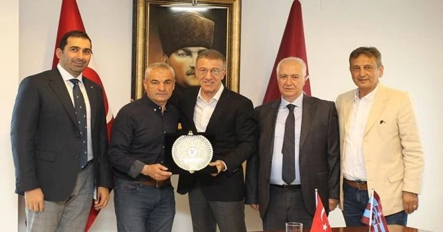 Ağaoğlu&#039;ndan Çalımbay&#039;a plaket