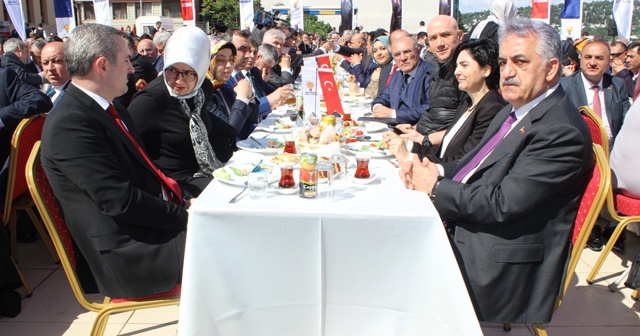 AK Parti milletvekili aday adayları kahvaltıda bir araya geldi