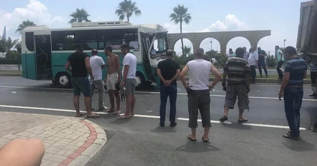 Alanya'da halk otobüsü, hafriyat kamyonu ile çarpıştı: 15 yaralı