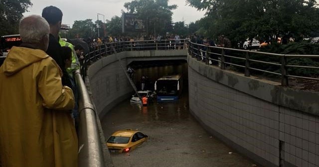 Alt geçitte mahsur kalanlar böyle kurtarıldı