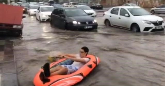 Ankara’da göle dönen sokaklarda rafting