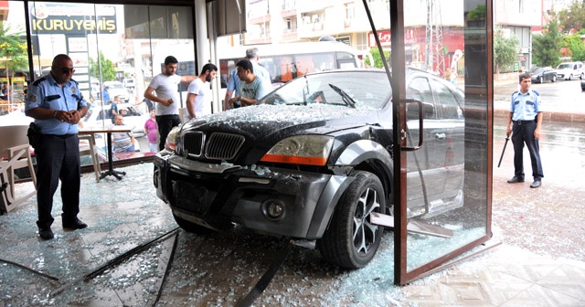 Antalya&#039;da araç fırına daldı, 5 çocuk son anda kurtarıldı