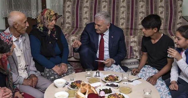 Başbakan Yıldırım vatandaşın evinde iftar yaptı