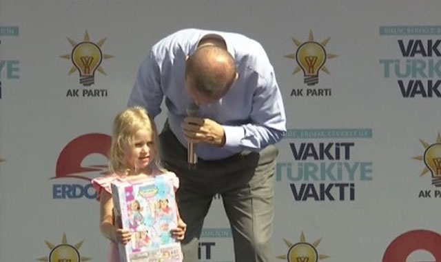 Erdoğan&#039;ın minik kıza sorusu, Isparta mitingine damga vurdu