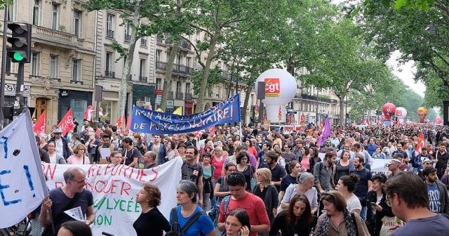 Fransa&#039;da memurlar yeniden genel grevde