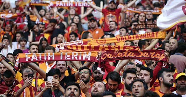 Galatasaray taraftarından Aziz Yıldırım tezahüratı!