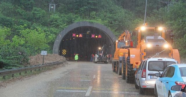 Giresun&#039;da sağanak sahil yolunu kapattı