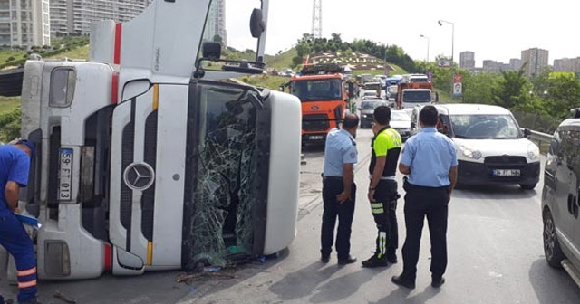 Hafriyat kamyonu devrildi; Trafik felç oldu