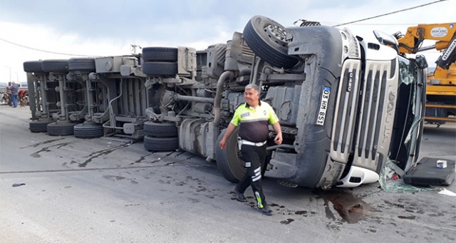 Hurda yüklü tır devrildi: 1 kişi yaralandı