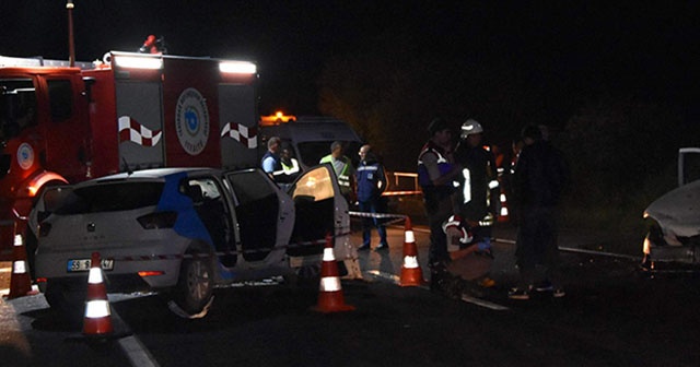 İki otomobil kafa kafaya çarpıştı: 2 ölü, 1 yaralı