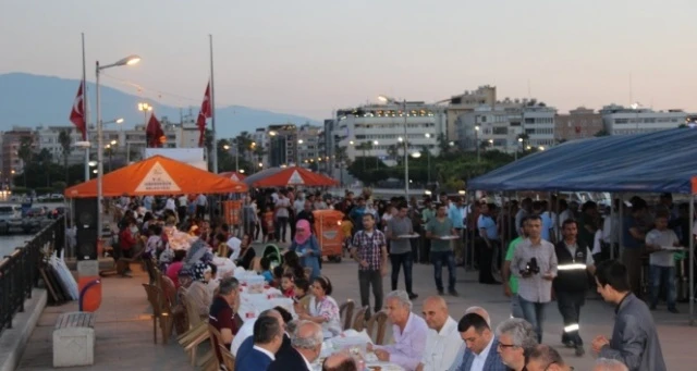 İskenderun’da iskelede iftar sofrası kuruldu