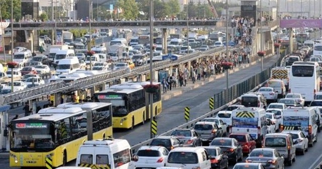 İstanbul&#039;da cuma trafiği! Metrobüslerde de yoğunluk yaşanıyor