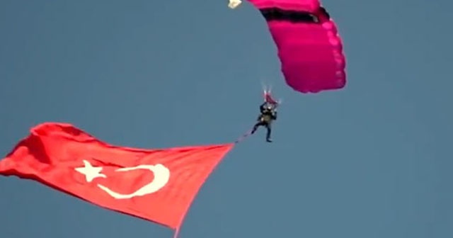 Jandarma yapılamayanı yaptı! Helikopterin kapağını söküp atladılar...