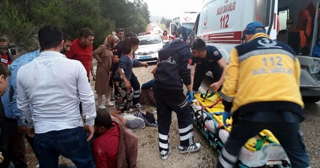 Kilis’te minibüs ile hafif ticari araç çarpıştı, çok sayıda yaralı var