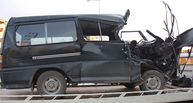 Kocaeli&#039;de minibüs tıra çarptı: 2 ağır yaralı