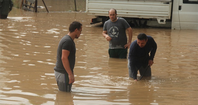 Kocaeli’de sağanak yağış hayatı felç etti