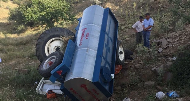 Kula&#039;da traktör devrildi: 1 ölü, 1 yaralı