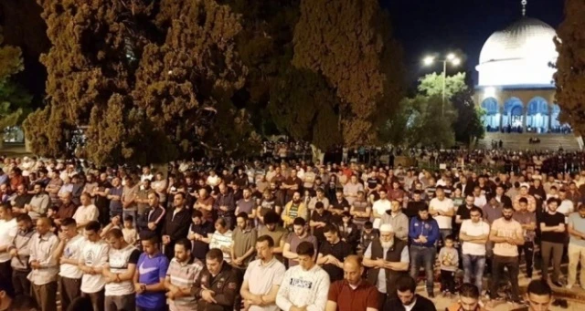 Mescid-i Aksa’da ilk teravih namazı kılındı