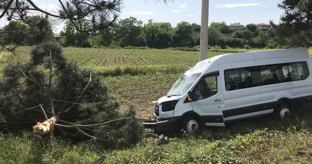 Sakarya’da işçi servisi tarlaya uçtu, çok sayıda yaralı var