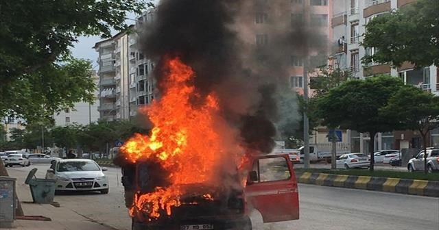 Seyir halindeki kamyonet alev alev yandı