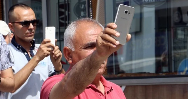 Sokak ortasında gören telefonunu çıkardı ve canlı yayına başladı!