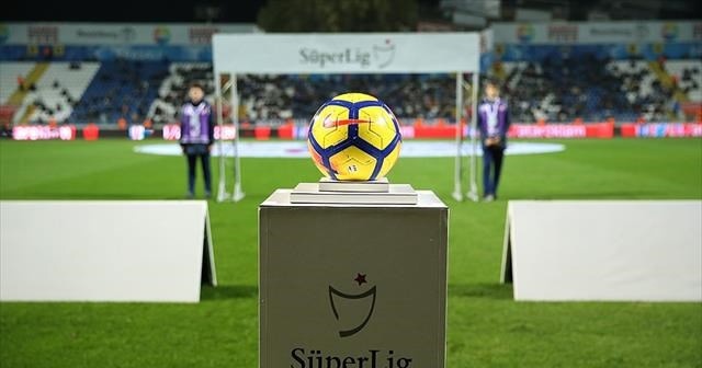 Süper Lig&#039;de bir teknik adamla daha yollar ayrıldı