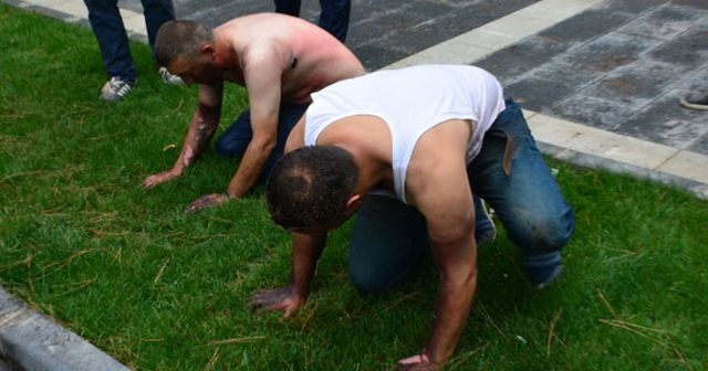 Tokat&#039;ta feci olay! Giysileri tutuşan işçiler kendilerini dışarı attı