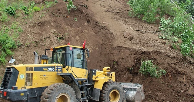 Tonlarca toprak yola indi, ağaçlar kökünden söküldü