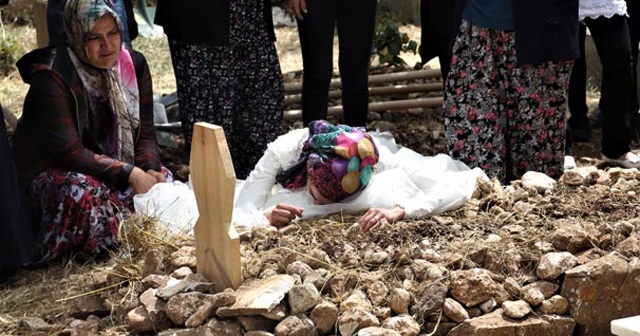 Uzman çavuşun eşi cenaze törenine gelinliğiyle katıldı