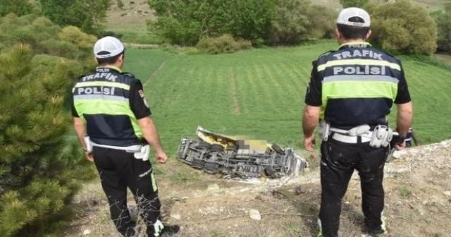 Van'da kamyonet devrildi: 1 ölü, 70 yaralı
