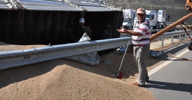 25 ton buğday böyle yola savruldu
