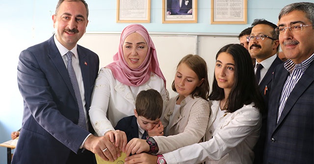 Adalet Bakanı Gül&#039;ün oy kullandığı sandıktan Erdoğan çıktı