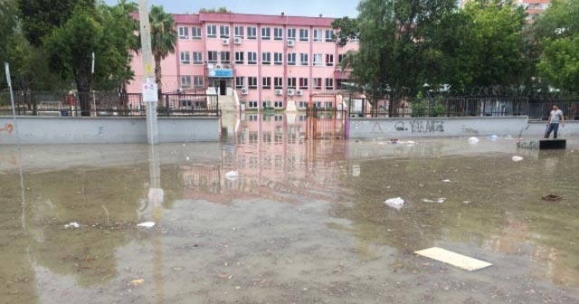 Adana&#039;da sel hayatı olumsuz etkiledi