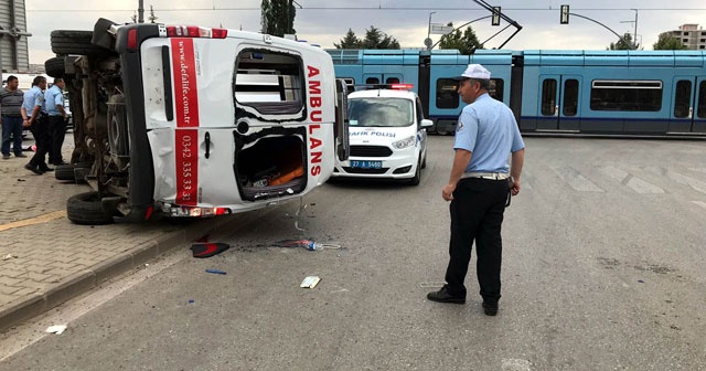 Ambulans otomobil ile çarpıştı, yaralılar var