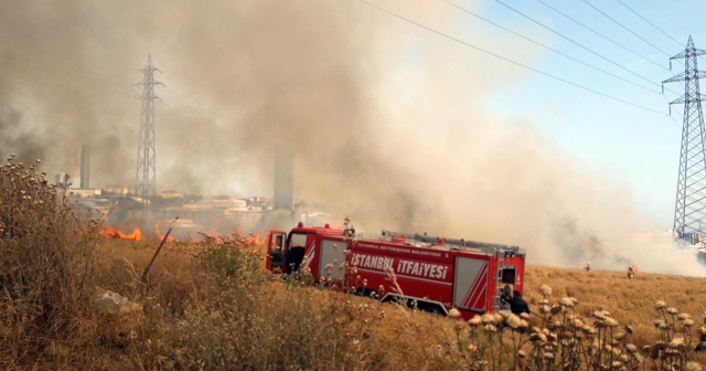 Avcılar&#039;da buğday tarlasında çıkan yangın E-5&#039;i dumana boğdu